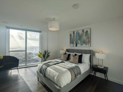1 dormitorio con cama y ventana grande en Southampton Waterside by Charles Hope, en Southampton