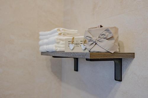un estante con un montón de toallas y un arco en Milan Forum Camelia Guesthouse, en Assago