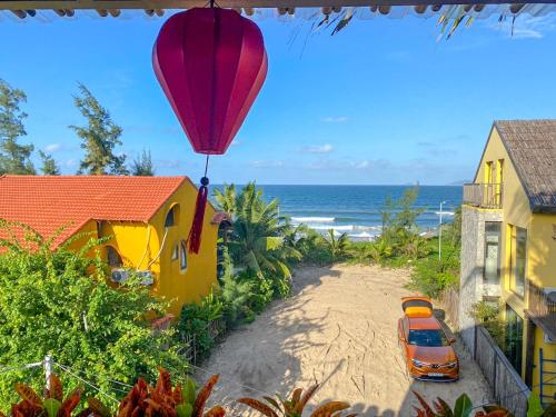 un globo aerostático sobrevolando una playa en The Linh Seaside Villa Hoi An en Hoi An