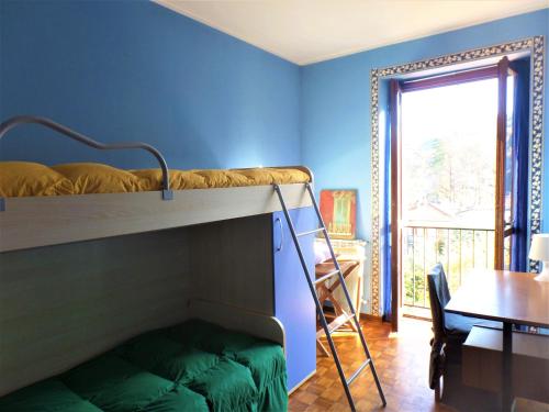 1 dormitorio con litera, mesa y escritorio en Appartamento Raffaello, en Stresa