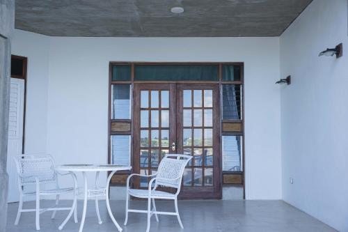 mesa y sillas en una habitación con ventana en Lavista Antigua en Bats Cave