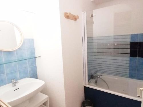 a bathroom with a sink and a tub and a mirror at Appartement Saint-François-Longchamp, 2 pièces, 4 personnes - FR-1-635-54 in Saint-François-Longchamp
