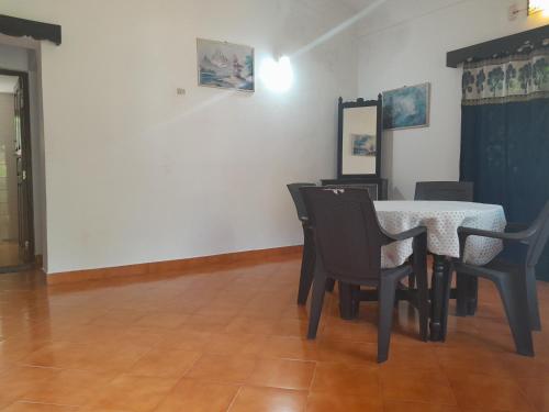 uma sala de jantar com mesa e cadeiras em Atharva Holiday Homes em Anjuna