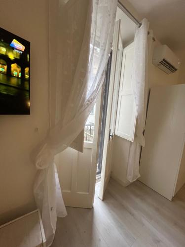 una camera con finestra con tenda bianca di B&B Due Su Due Holiday a Vietri