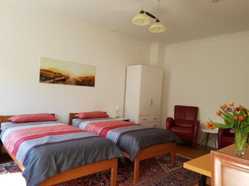 Llit o llits en una habitació de Ferienwohnung im Zentrum Hannover City, ruhig, HBF- Nähe, freie öffentliche Parkplätze