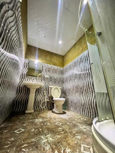 Sylvester Villa Hostel Negombo في نيجومبو: حمام مع مرحاض ومغسلة