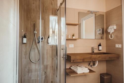 La salle de bains est pourvue d'une douche et d'un lavabo. dans l'établissement Affittacamere Mira Sinni, à Episcopia