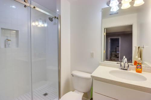 Koupelna v ubytování Pet-Friendly Lanham Getaway with Community Pool!