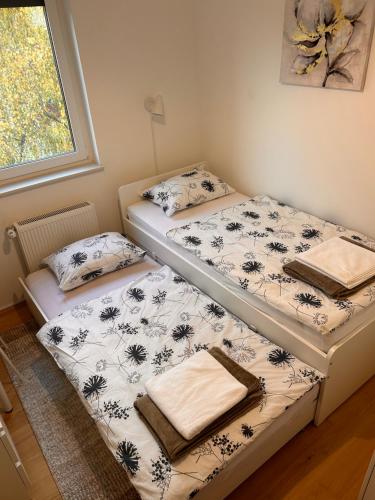Tempat tidur dalam kamar di Apartman TENA, Free private parking, blizina KBC Osijek