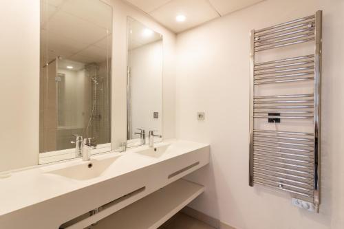 a bathroom with two sinks and a large mirror at Wonder Appart' 402 - Vue sur Garonne in Toulouse