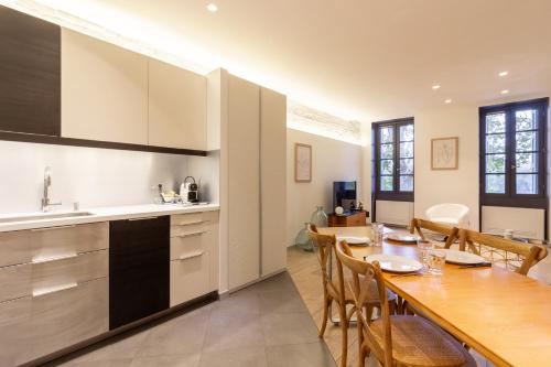 Wonder Appart' 402 - Vue sur Garonne في تولوز: مطبخ وغرفة طعام مع طاولة وكراسي