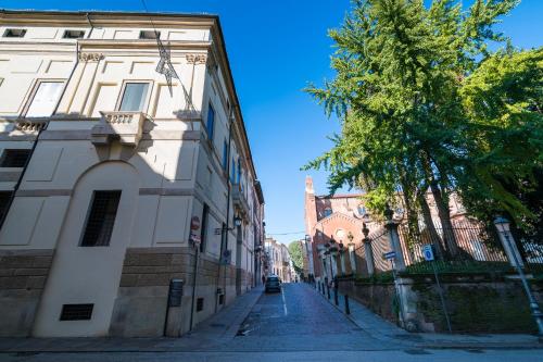 pusta ulica w mieście z budynkami w obiekcie Residenza Corso Palladio 159 w mieście Vicenza