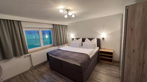 sypialnia z łóżkiem i oknem w obiekcie Haus Wurzenrainer w mieście Sankt Johann in Tirol