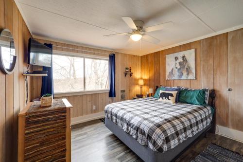 Schlafzimmer mit einem Bett und einem Deckenventilator in der Unterkunft Beech Mountain Condo with Community Pool and Game Room in Beech Mountain
