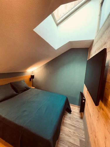 une chambre avec un lit et une télévision à écran plat dans l'établissement Appart. 4 à 6 pers. centre Bois Méan, aux Orres