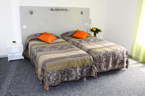 deux lits côte à côte dans une pièce dans l'établissement Bel Ombra Hôtel, à Bandol