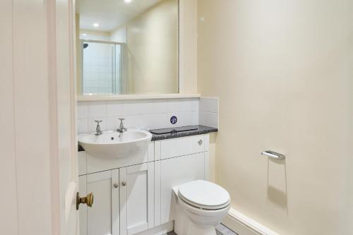 uma casa de banho branca com um lavatório e um WC em Host & Stay - Admiral's Rest em Broadstairs