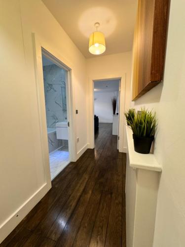 een hal van een huis met houten vloeren en een badkamer bij Ideal for Contractors in Reading with Free Parking in Reading