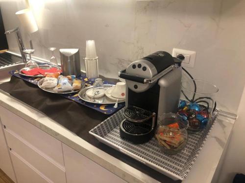 eine Kaffeemaschine auf einer Theke in einer Küche in der Unterkunft Villa Camilla Milano in Mailand