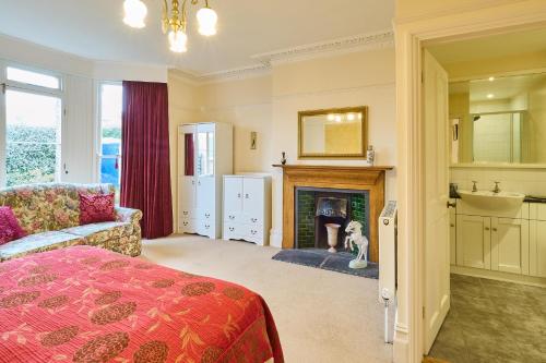 um quarto com uma cama e uma lareira em Host & Stay - Admiral's Rest em Broadstairs