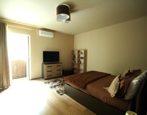 1 dormitorio con 1 cama y TV de pantalla plana en Casa Vacanze Oikia-Girasole, en Nápoles