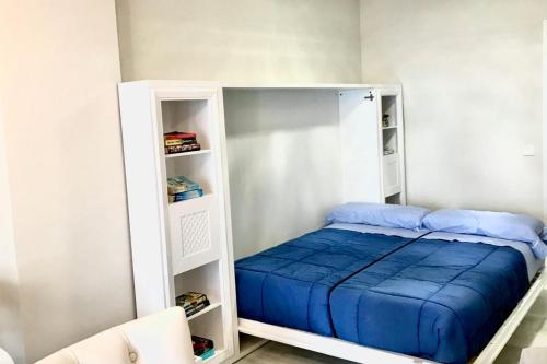 ミハス・コスタにあるMI CAPRICHO 2D BEACHFRONT- Apartment with sea view - Costa del Solの小さなベッドルーム(青いシーツ付きのベッド1台付)