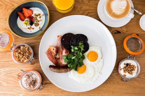 厄维召特阿库恩宾馆的一张桌子,上面放着一盘早餐食品和咖啡