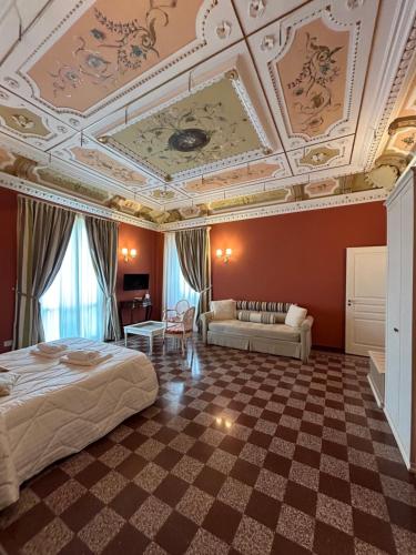 DIMORA LE PIETRE DEL MARE في بيتسو: غرفة فندقية بها سرير وسقف متهالك