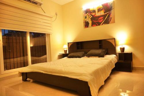 sypialnia z dużym łóżkiem i oknem w obiekcie 2bhk leisurehouse near Auroville w mieście Marakkānam
