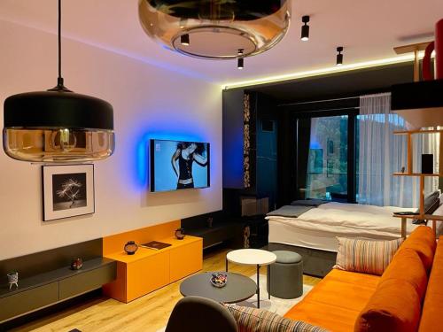 un soggiorno con divano e letto di NA STAZI-Luxury Mountain- on the ski slope-Free parking,Tuzlaks apartment a Bjelašnica