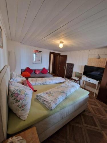 a bedroom with two beds in a room at Rigi-Scheidegg Ferienwohnungen West XL, Autofrei in Vitznau