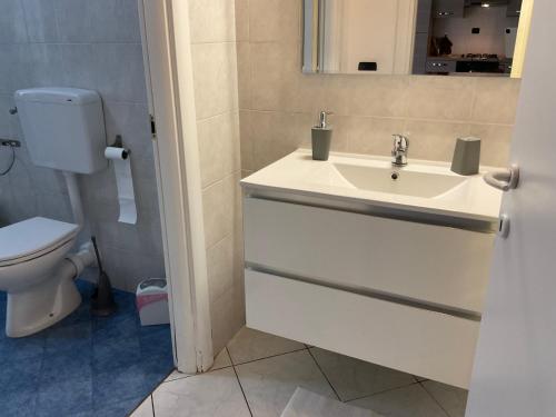 a bathroom with a sink and a toilet at Appartamento Repubblica 2 in Prato
