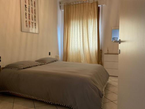a bedroom with a bed and a window at Appartamento Repubblica 2 in Prato