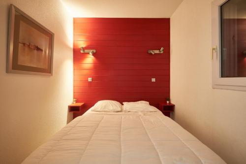 Bulle enchantée lac et montagne في آلوفارْ: سرير في غرفة بجدار احمر