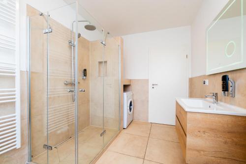 een badkamer met een douche en een wastafel bij G & L Hotel Dortmund in Dortmund