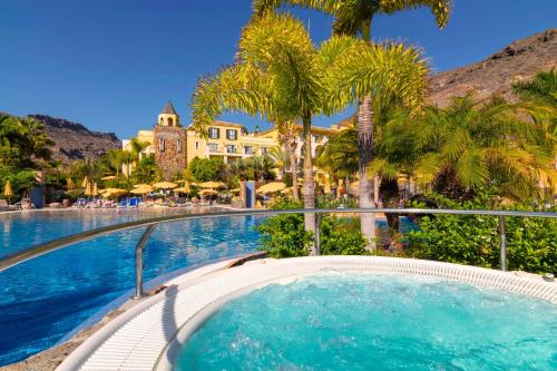 Bazén v ubytování Hotel Cordial Mogán Playa nebo v jeho okolí