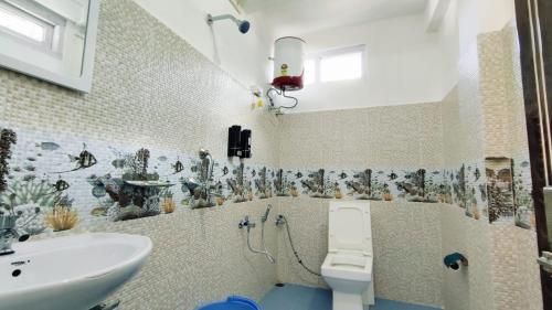 Khowti Stay tesisinde bir banyo