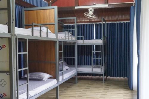 Cette chambre comprend 3 lits superposés. dans l'établissement Ngoc Lan Homestay 2, 