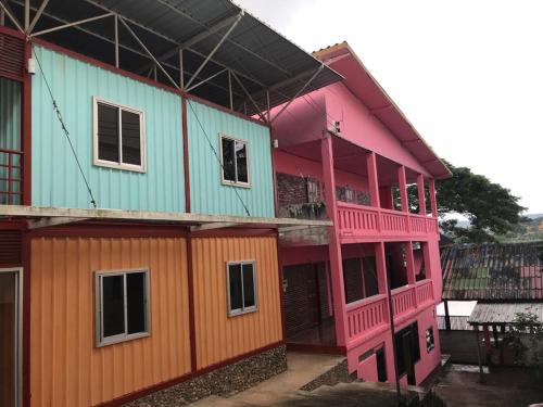 een gebouw met kleurrijke verf aan de zijkant bij Somewhere over the river in Ban Houayxay