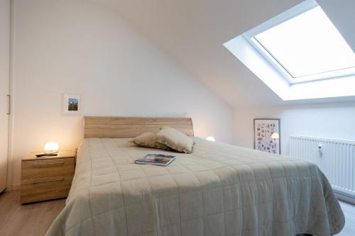 a bedroom with a large bed with a skylight at LM9-3-3 - Ferienwohnung Wremer Bogen Komfort in Schottwarden