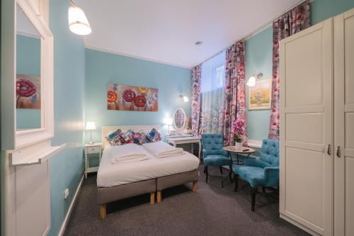 a bedroom with a bed and a table and chairs at Station Self Check-in Apartments - Lollo Stay in Vilnius