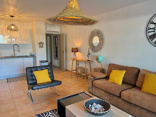 Posezení v ubytování APPARTEMENT T3, ORIENT BAY