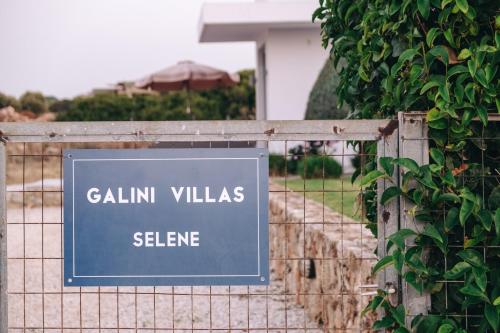 un cartello su una recinzione di fronte a una casa di Selene a modern villa with private pool a Stavros