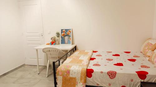 um quarto com uma cama, uma secretária e uma mesa em Bienvenue à PARIS - Appartement confortable, grande terrasse privée au calme, parking gratuit em Vitry-sur-Seine