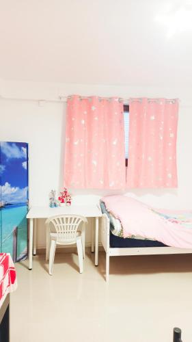 - une chambre avec une table, un lit et une fenêtre dans l'établissement Bienvenue à PARIS - Appartement confortable, grande terrasse privée au calme, parking gratuit, à Vitry-sur-Seine