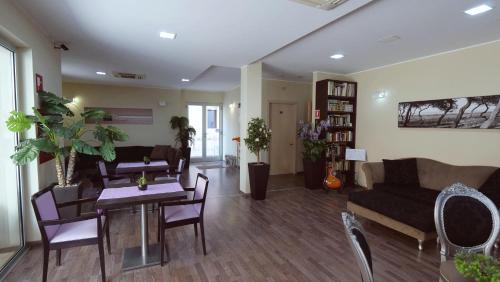 Hotel Miramare في بينيتو: غرفة معيشة مع أريكة وطاولة