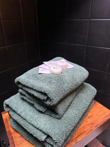 una pila de toallas sentadas en una mesa en un baño en Valdorf Doppelzimmer en Vlotho