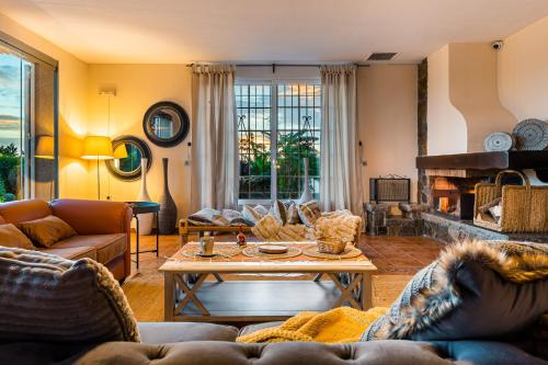 Sala de estar con sofás y mesa de centro en El Bancalito Suites and Garden, en Los Montesinos