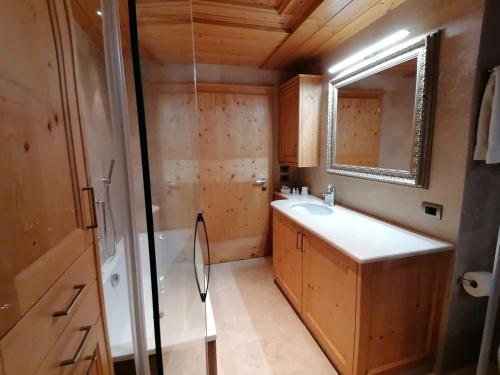 Ένα μπάνιο στο Casa Mariella - Apartment with garden