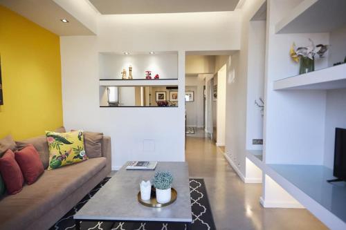 ein Wohnzimmer mit einem Sofa und einem Tisch in der Unterkunft A3_Aplotaria Architect's Apartment in Chios
